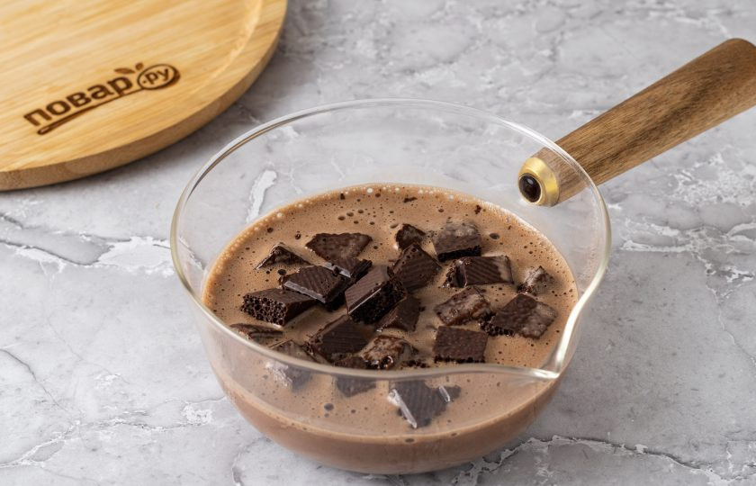 1. Этап. Десерт без выпечки и муки: Затем добавьте крупно порубленный шоколад. Дождитесь, когда он полностью растопится.