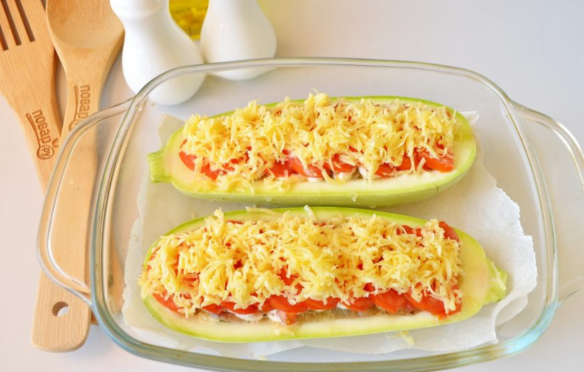 1. Этап. Лодочки из кабачков с грибами в духовке: На майонез уложите порезанные помидоры, сверху — тертый сыр. Противень отправьте в духовку на 30-35 минут, температура — 200 градусов.