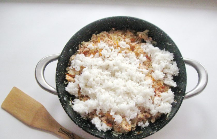 1. Этап. Ленивые голубцы как в столовой: Выложите вареный рис в сковороду с мясным фаршем и овощами.