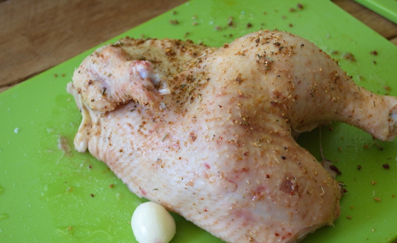 1. Этап. Диетическая курица в духовке: Курицу можно не разрезать, но так она лучше пропечется, плюс так с ней быстрее и удобнее работать. Итак, натрите курицу сверху и внутри солью, перцем, (выдавленным через пресс) чесноком и другими специями к птице.