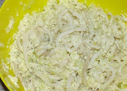 1. Этап. Салат из кальмаров и лука: 9. Перемешайте все ингредиенты.