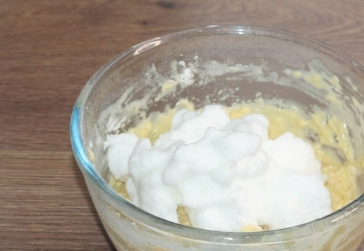 1. Этап. Кекс с кремом из творожного сыра: 7. Добавляем 1/2 часть белка...