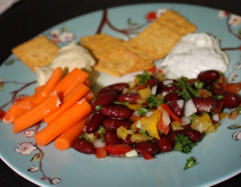 1. Этап. Легкий салат с фасолью: 5. Настаивать салат не нужно, подавайте его сразу.