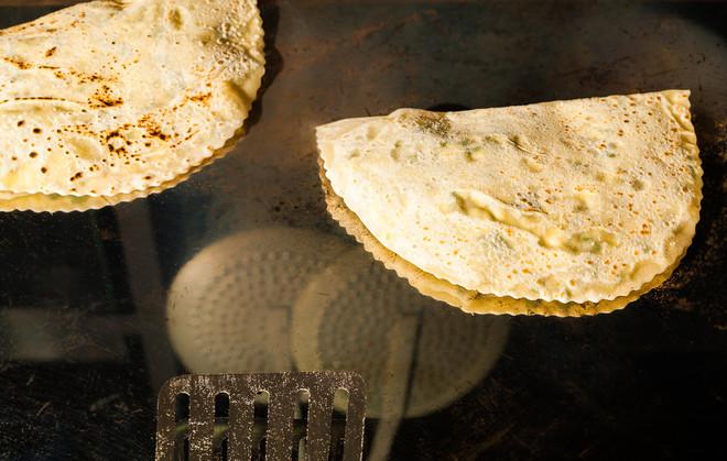 1. Этап. Азербайджанские чебуреки с зеленью: Обжарьте лепешку с двух сторон и смажьте маслом.