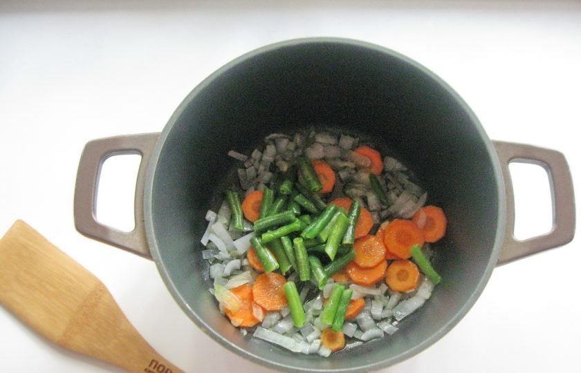 1. Этап. Диетический лагман: Зеленую фасоль помойте и выложите в казан.