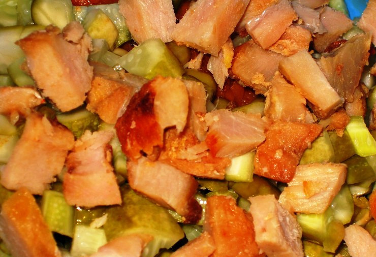 1. Этап. Салат из тушеной моркови: Также поступите с копченой колбасой. Вместо колбасы можно отварить кусочек мяса. Заправьте салат майонезом, перемешайте и подайте на стол.