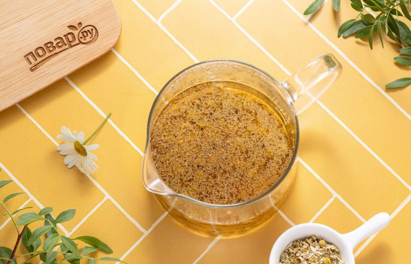 1. Этап. Какао с ромашкой: Сушеную ромашку переложите в заварочный чайник и залейте кипятком. Оставьте настояться на 5 минут.