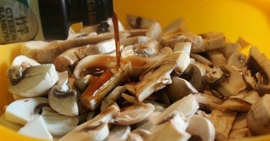 1. Этап. Куриная грудка с шампиньонами в сливках: 6. Складываю грибы в отдельную миску, заливаю второй половиной соевого соуса.