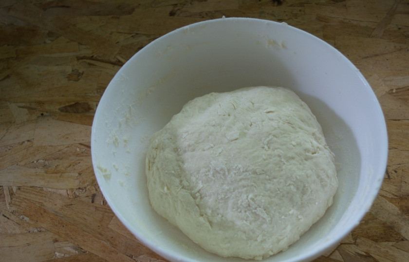 1. Этап. Хычины с сыром и зеленью: Готовое тесто в миске затяните пленкой (пакетом) и дайте отдохнуть 20 минут.