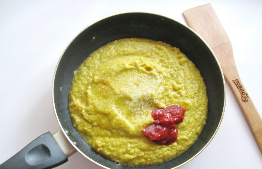 1. Этап. Икра из кабачков по ГОСТу: Выложите овощное пюре в сковороду. Добавьте томатную пасту, соль и сахар.