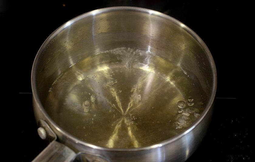 1. Этап. Каша из овсяной муки: 3. Вскипятите воду, добавьте в нее овсяную муку и варите, помешивая около 5 минут. Можно добавить соль и сахар.