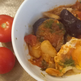 Баклажан с масляными бобами и яйцами