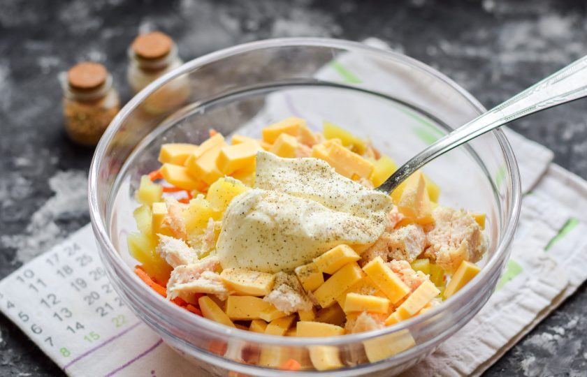 1. Этап. Салат Парус с картошкой: Заправьте салат майонезом, добавьте соль и перец по вкусу, все хорошо перемешайте.