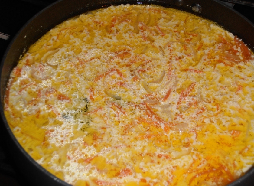 1. Этап. Рыба, тушеная в сметане: 5. Теперь очередь подошла и к рыбке. Ее следует обжарить немного с двух сторон, после чего сверху выложить обжаренные овощи. В самом конце нужно залить рыбу сметанным соусом и поставить на средний огонь.