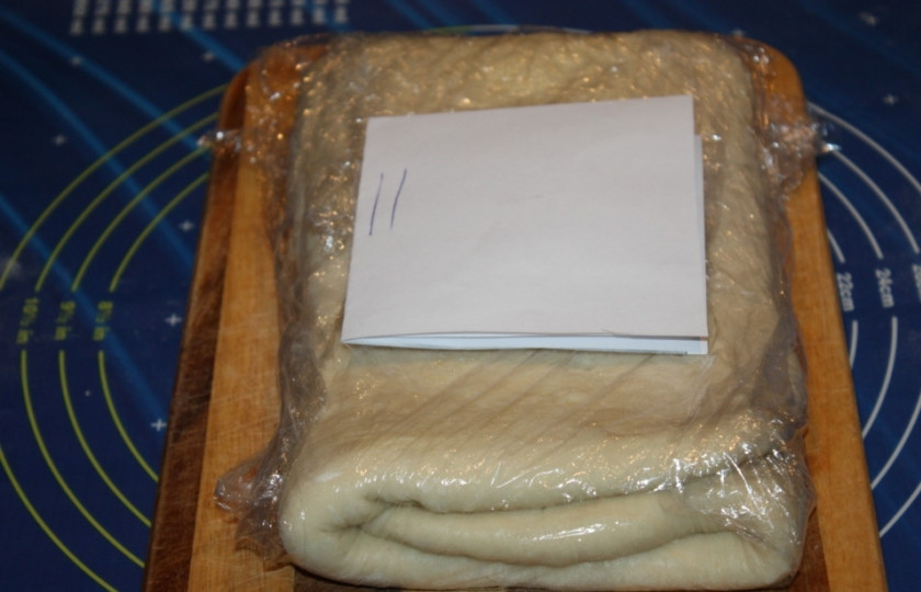 1. Этап. Тесто на круассаны: Для удобства советую помечать каждый слой, который вы делаете. После каждой прослойки заворачивайте тесто в пленку и отправляйте в морозилку на 15 минут.