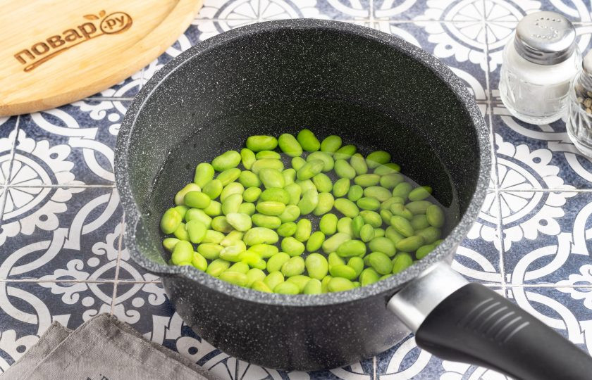 1. Этап. Винегрет с бобами эдамаме: Бобы эдамаме отварите в кипящей подсоленной воде 2-3 минуты. Затем промойте в холодной и откиньте на сито, чтобы стекла лишняя жидкость.
