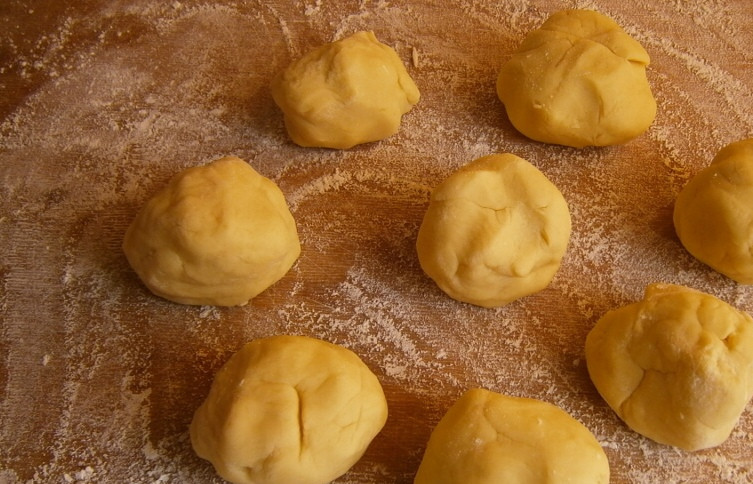 1. Этап. Торт на сковороде со сгущенкой: Замесите тесто из сгущенки обычной, муки, яйца и соды. Налепите одинаковых шариков для будущих коржей.