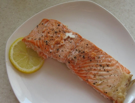 1. Этап. Семга под сливочно-икорным соусом: Берем фольгу. Кладем в нее семгу и дольки лимона. Заворачиваем фольгу, кладем ее в духовку. Запекаем семгу до полной готовности. Кроме того, семгу можно запечь в мультиварке или в микроволновке, но тогда заворачивать ее в фольгу не надо.