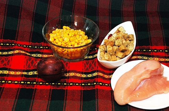 1. Этап. Салат из пекинской капусты без майонеза: 2. Подготовьте остальные ингредиенты. Грудку вымойте, обсушите, посолите и поперчите по вкусу. Выложите на сковороду с небольшим количеством растительного масла и обжарьте до готовности.