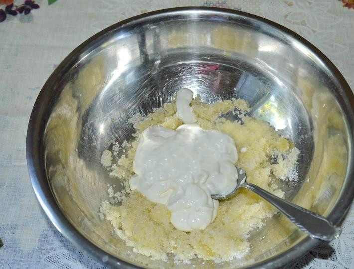 1. Этап. Детский торт с мишкой: Теперь приступаем к тесту. Растапливаем или просто размягчаем сливочное масло и растираем его со стаканом сахара. Добавляем стакан сметаны, разрыхлитель и перемешиваем. Всыпаем половину порции муки и замешиваем тесто.