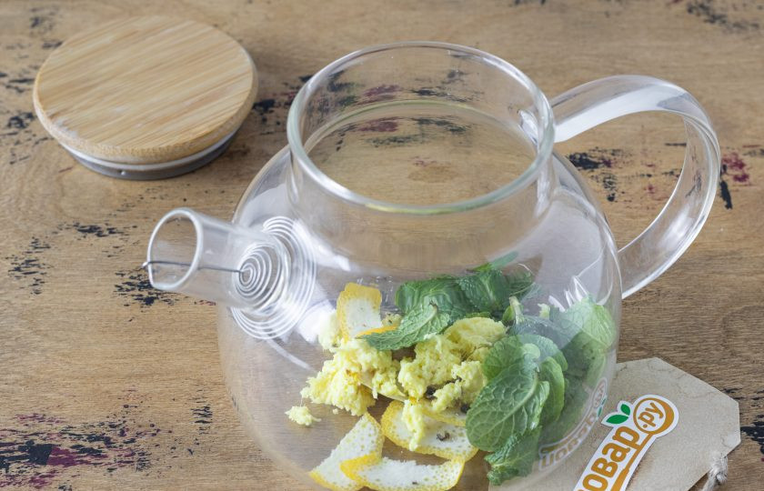 1. Этап. Имбирь при кашле: В заварочный чайник выложите имбирь, кардамон, цедру лимона и отделенные от стебля листья мяты.