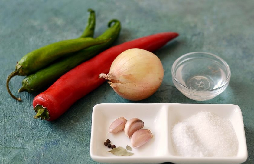 1. Этап. Острый перец на зиму: Подготовьте все ингредиенты.