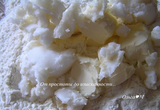 1. Этап. Мясной пирог с рисом, луком, яблоками: Приготовьте тесто. Муку смешайте с солью. Высыпьте на рабочую поверхность, добавьте свиной жир и сливочное масло.