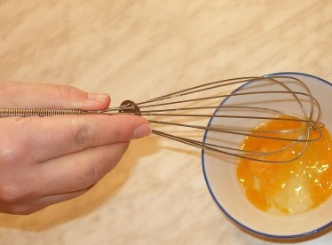 1. Этап. Отбивные из печени: Одну тарелку наполним мукой, в другой взобьем яйцо.