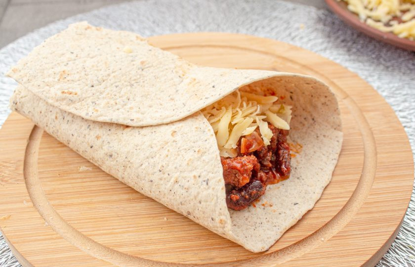 1. Этап. Буррито с фаршем и фасолью: Сверните конвертом.