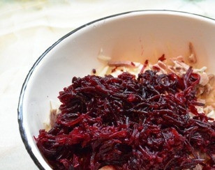 1. Этап. Салат из свежей капусты с зеленым горошком: Свеклу отварите, если она была сырой. Очистите и натрите её на терке. Она обязательно должна быть сладкой и вкусной. Иначе нужно будет добавить немного сахара.