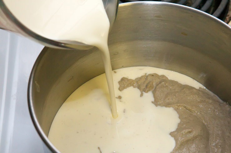 1. Этап. Соус из сливок для курицы: 8. Перелить соус из блендера в сотейник или кастрюлю. Добавить оставшиеся сливки и отправить на огонь.