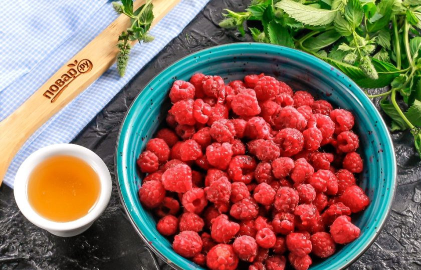 1. Этап. Малина с медом на зиму без варки: Подготовьте указанные ингредиенты. Малину переберите, удалите хвостики, подпорченные ягоды, если такие присутствуют.