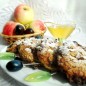 Пончики из яблок в геркулесовой корочке Яблоки очистить от кожуры, аккуратно специальным приспособлением вынуть середину, мякоть нарезать кольцами толщиной 1,5 см. Для кляра- молоко смешать с мукой, добавить ванилин, сахар, корицу, яйцо. Кружочки яблок опускаем сначала в кляр, И обваливаем яблоки в этих хлопьях. Жарить во фритюре с двух сторон до золотистого цвета. Перед подачей посыпать сахарной пудрой.