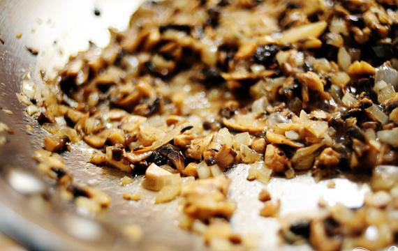 1. Этап. Сэндвичи с говядиной, грибами и швейцарским сыром: 2. Растопить сливочное масло в большой сковороде. Добавить лук и жарить на среднем огне в течение 5 минут, часто помешивая. Добавить грибы и перемешать, затем добавить вино (если используется), 4 капли Вустерширского соуса, соль и перец. Жарить несколько минут на среднем огне, пока вся жидкость не испарится. Выложить грибную смесь в отдельную миску.