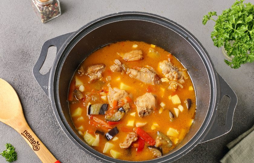 1. Этап. Лагман из кролика: Влейте воду (количество зависит от желаемой густоты), отрегулируйте на соль и тушите около 30 минут.