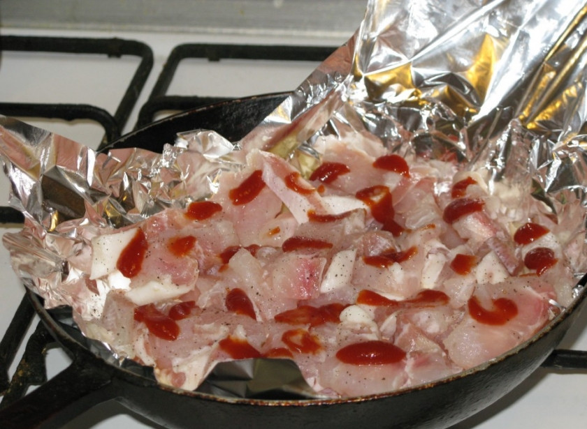 1. Этап. Пангасиус с картошкой в духовке: Добавляем кетчуп.