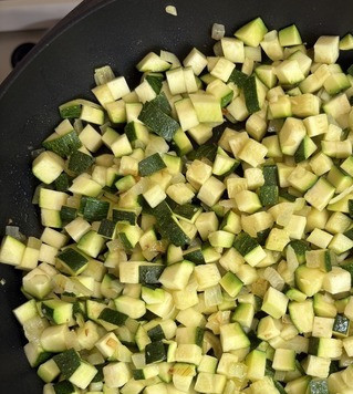 1. Этап. Холодный суп из цуккини и горошка: Добавить цуккини, жарить/тушить около 5 минут на слабом огне. Я больше тушу, чем жарю.