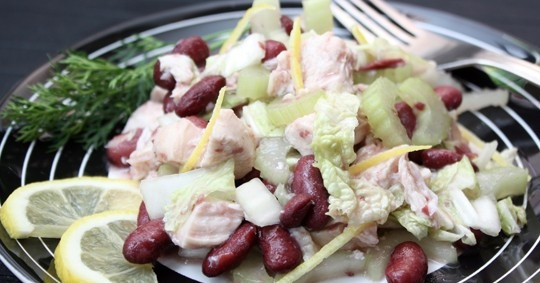 1. Этап. Салат из фасоли с курицей: 5. При подаче украшаю салат ломтиками лимона и веточкой укропа, приятного аппетита!