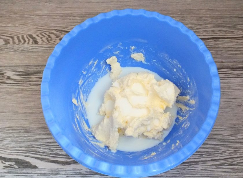 1. Этап. Торт Муравейник без сметаны: Выложите в просторную чашу мягкое сливочное масло, добавьте к нему 1/3 ст.сахара. Разотрите. Добавьте 1/4 ст. молока.