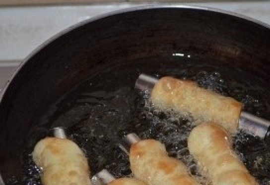 1. Этап. Итальянское пирожное Канолли: 5. Хорошо разогрейте сковороду. Щедро налейте в неё подсолнечное масло. Зажарьте формочки под пирожные.