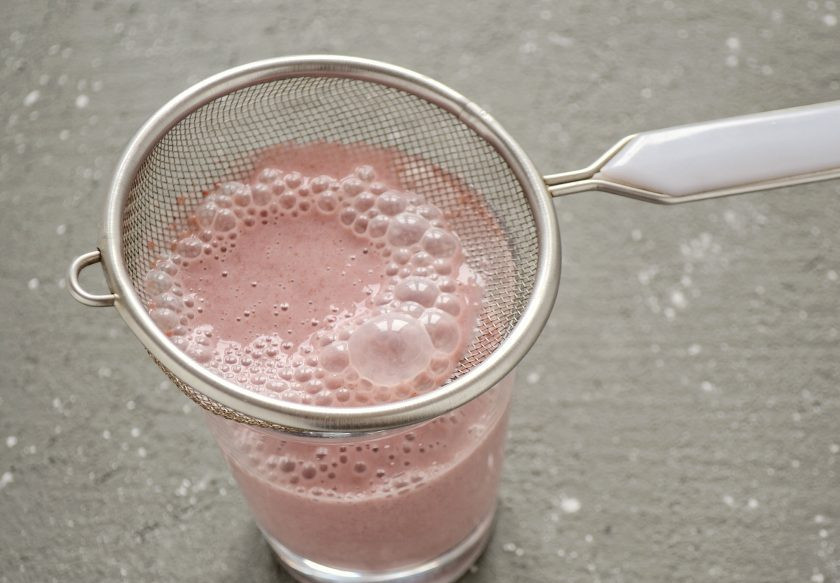 1. Этап. Напиток из льняного семени: Процедите напиток для более приятной консистенции.