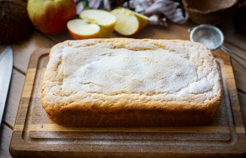 1. Этап. Кокосовый кекс на кефире: Выпекайте кокосовый кекс в заранее разогретой до 180 градусов духовке 40-45 минут. Затем готовый кекс полностью охладите. Перед подачей присыпьте по желанию сахарной пудрой.