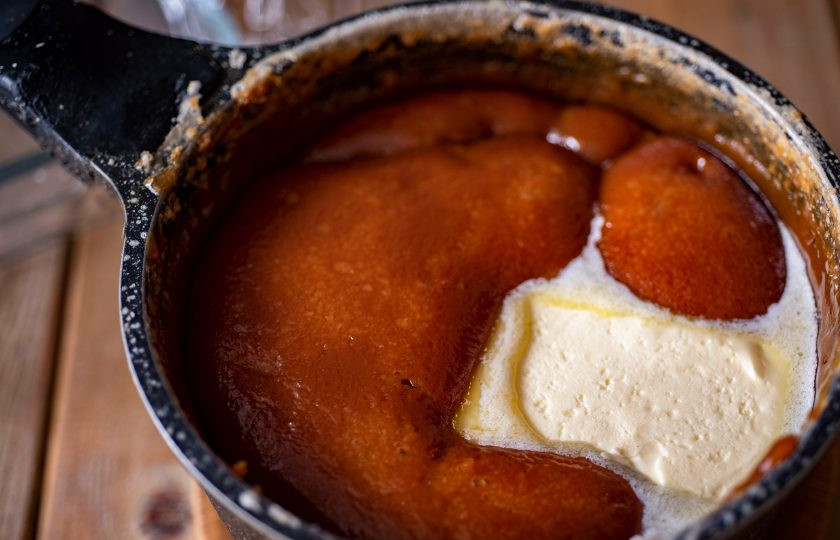 1. Этап. Щербет молочный: К карамельной массе добавьте сливочное масло, перемешайте, варите еще 5 минут.