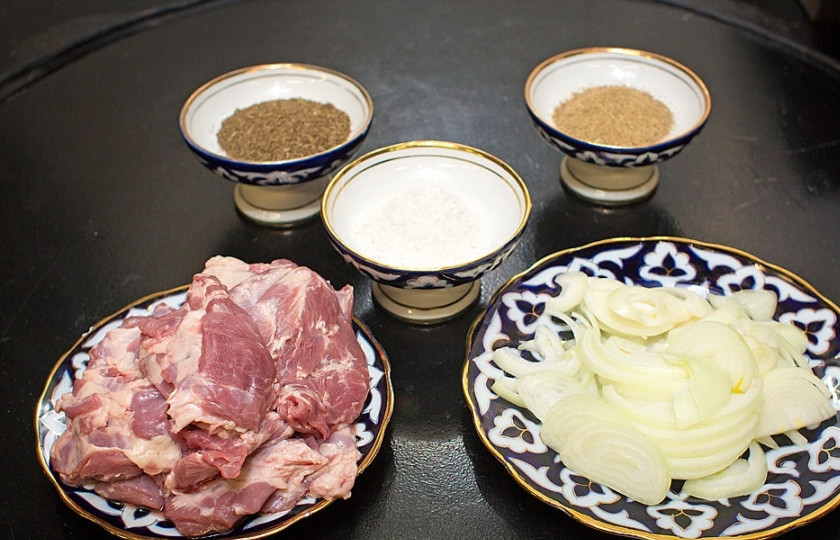 1. Этап. Фарш на шампурах: Мясо режем сначала на крупные куски, лук тоже крупно режем. Перемешиваем, посыпаем солью, специями.