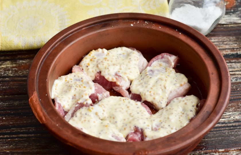 1. Этап. Мясо по-здоровски: Смажьте его майонезом с горчицей.