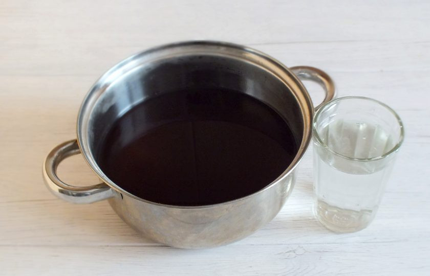 1. Этап. Морс из боярышника: Отвар перелейте обратно в кастрюлю, добавьте 1 стакан воды.