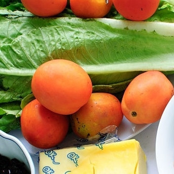 1. Этап. Салат Тако: 1. Обжарьте фарш на масле на среднем огне со специями до готовности. Приготовьте все остальные ингредиенты для салата. Помидоры и салат промойте и просушите бумажным полотенцем. Сыр натрите, если у вас нет тертого.