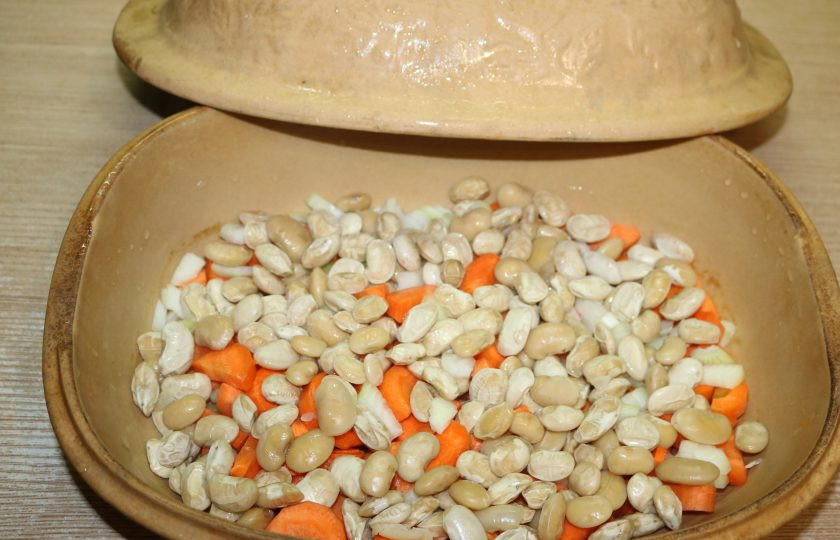 1. Этап. Фасоль с колбасками: Затем выложите сверху фасоль.