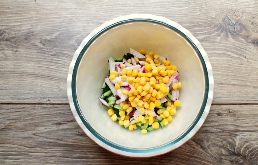 1. Этап. Постный салат с кукурузой: Добавьте к овощам кукурузу.