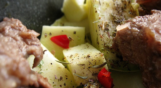 1. Этап. Телятина с кабачками: Снова присыпаем специями. Добавляем немного измельченного красного перца.